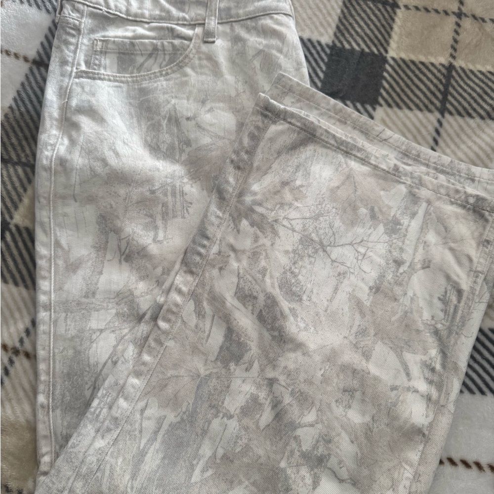 Hollister Low-Rise Baggy Jeans in Gray and Cream